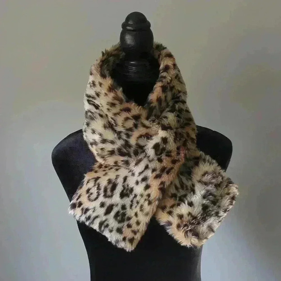 Source Unknown Accessories - 90s Cheetah Faux Fur Pull Through Scarf
